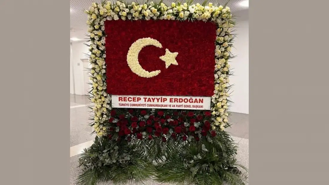 Cumhurbaşkanı Erdoğan'dan MHP'ye Türk bayraklı Kutlama Çiçeği
