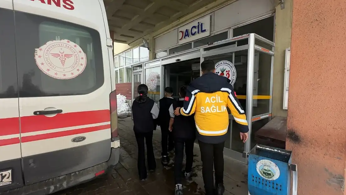 Gıda zehirlenmesi şüphesiyle 40 öğrenci hastanelik oldu