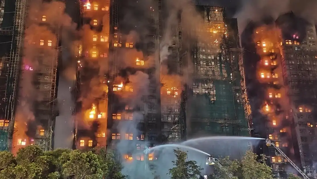 Hong Kong'daki Yangınında Ölenlerin Sayısı 156'ya Yükseldi
