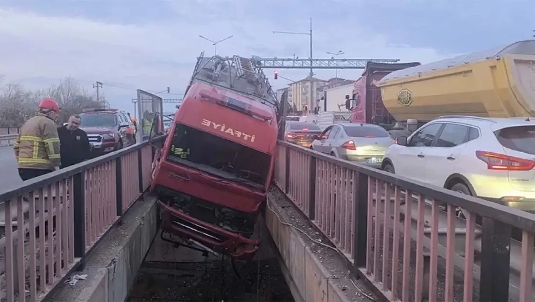 İtfaiye aracı asılı kaldı! Yaralalılar var