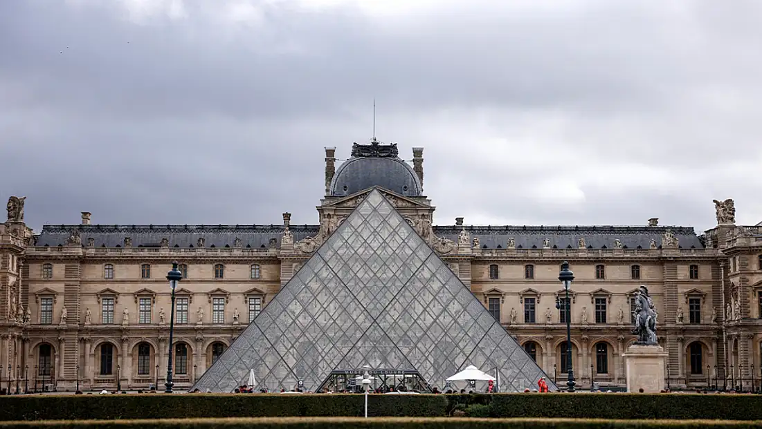 Louvre Müzesi’nde su sızıntısı: Yaklaşık 400 nadir kitap hasar gördü
