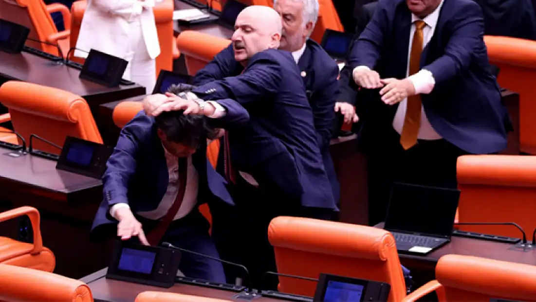 AK Partili Adil Karaismailoğlu ile DEM Partili Ali Bozan Neden Yumruklaştı?