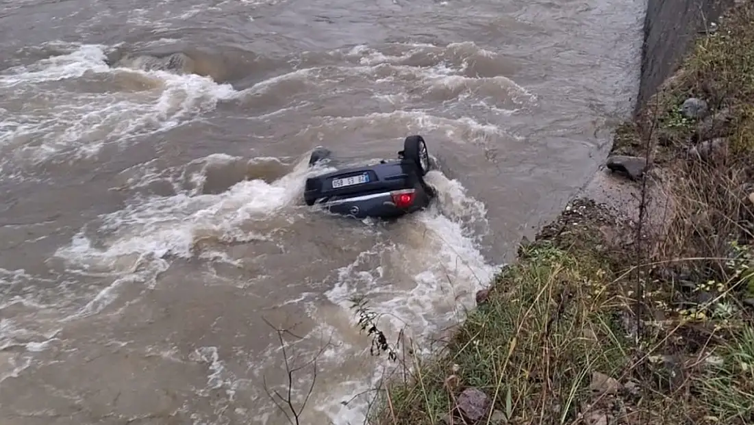 Mezar yeri bakmaya giderken dereye uçan araçta hayatlarını kaybettiler