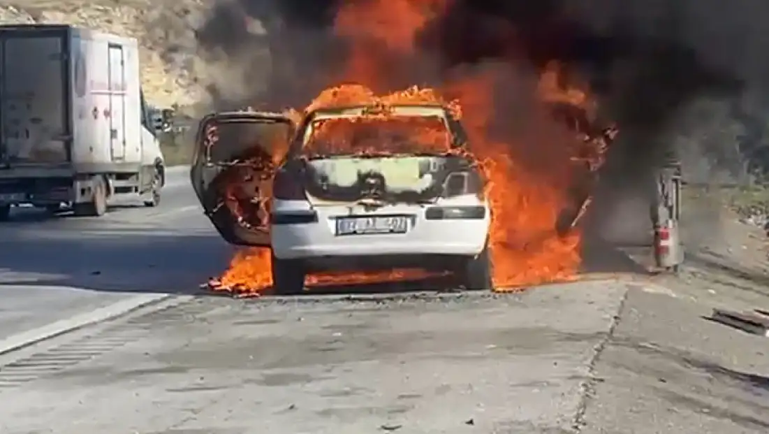 Seyir halindeki  otomobil alev topuna döndü