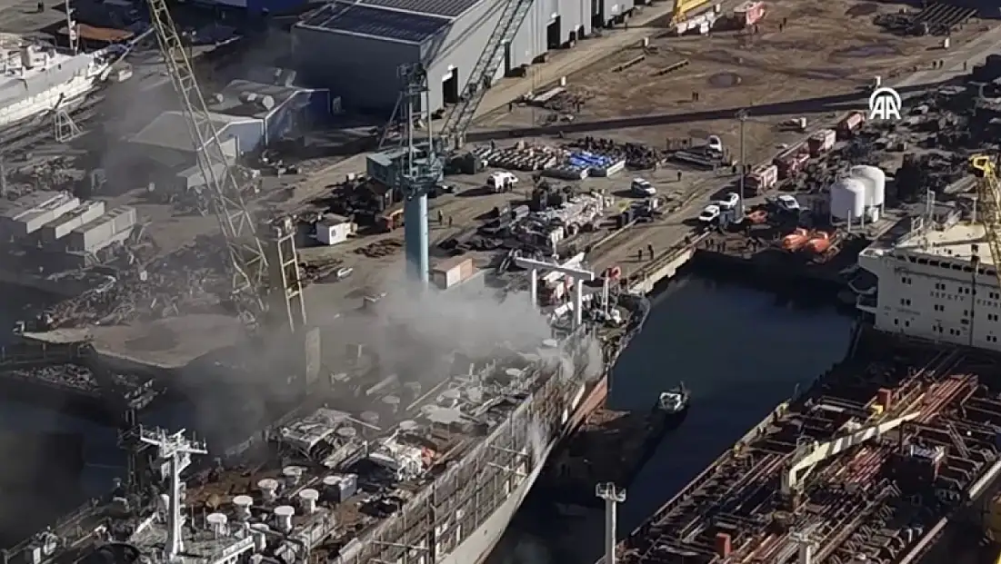 Tuzla'da tersanede gemide yangın!