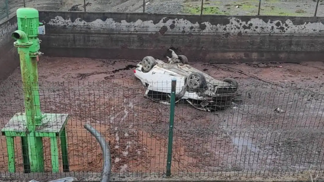 Yoldan çıkan otomobil fabrikanın bahçesine uçtu: 4 yaralı