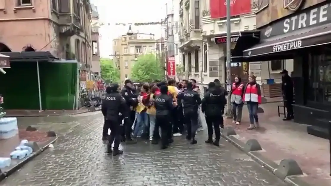 1 Mayıs Olaylı Başladı! Taksim'e Çıkmak İsteyen Gruplara Polis Müdahale Etti