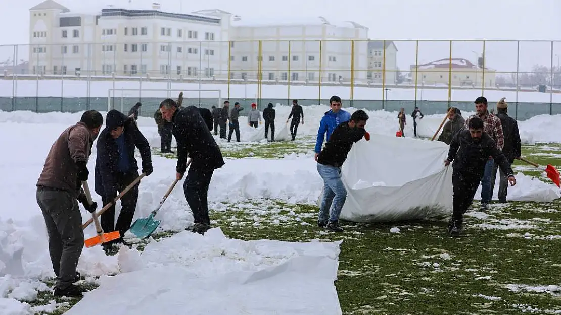 2 Ezeli rakip, kar dolan stadyumu beraber temizlediler