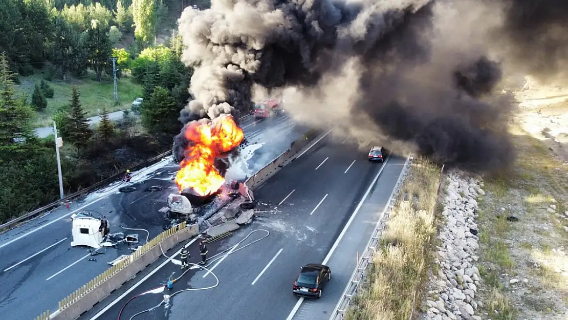 2 Tır Çarpıştı Akaryakıt Dolu Tanker Bomba Gibi Patladı!