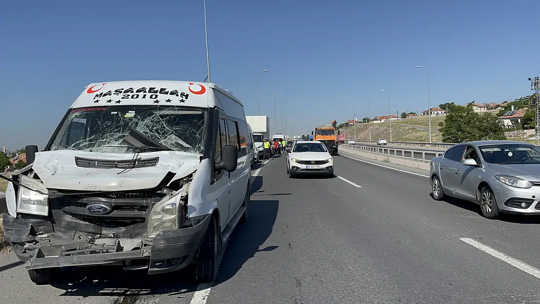 2 TIR ve 3 Servis Zincirleme Kaza Yaptı: 10 Yaralı