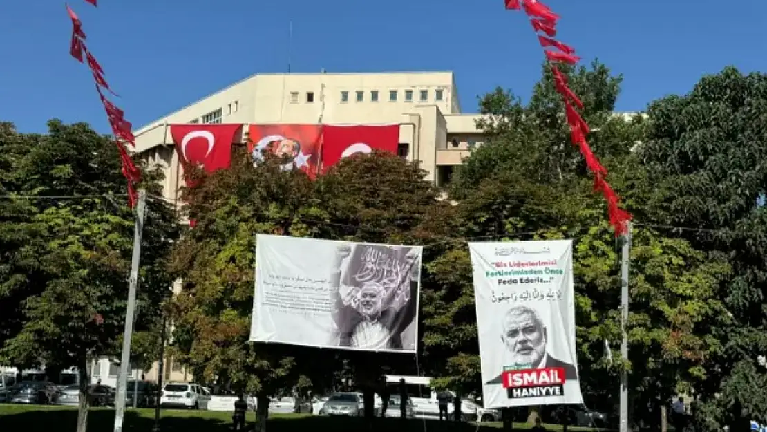 30 Ağustos Kutlamalarında Pankart Krizi! CHP'liler Çılgına Döndü