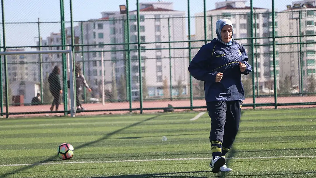 48 yaşında futbolcu 54'te antrenör olan Azize'nin ilk maçında büyük galibiyeti