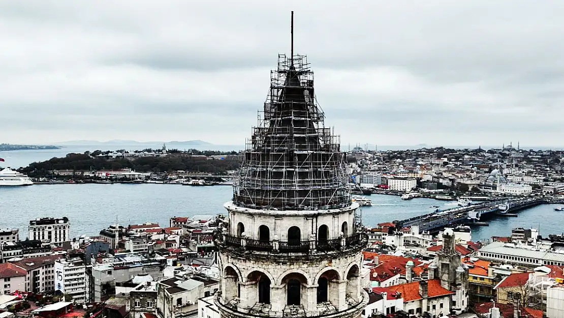 6 asırlık Galata Kulesinin alemi söküldü