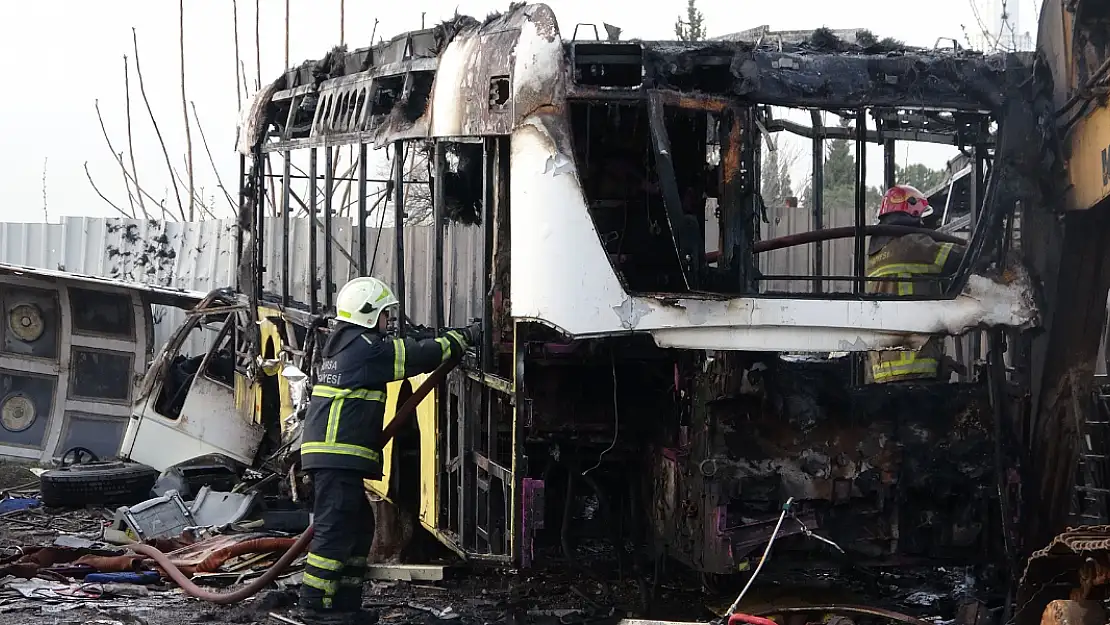 6 otobüs cayır cayır yandı, ortalık dumana boğuldu