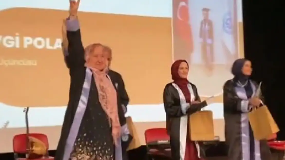 69 Yaşında Üniversiteden Mezun Oldu, Diplomasını Alırken Bozkurt İşareti Yaptı