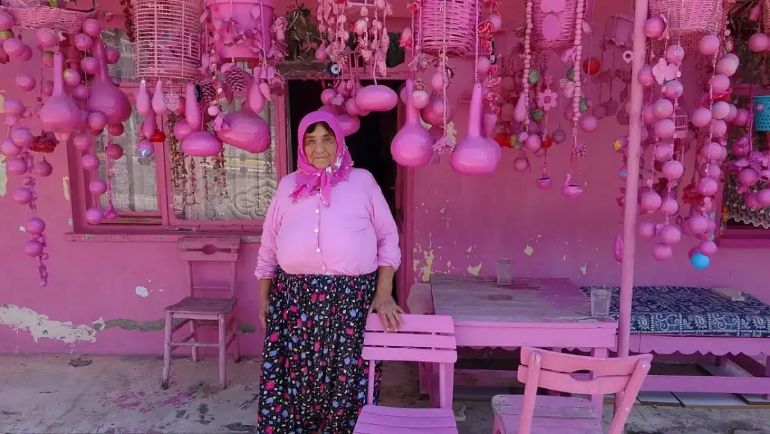 75 Yaşındaki Barbie Teyze'nin Pembe Hayatı