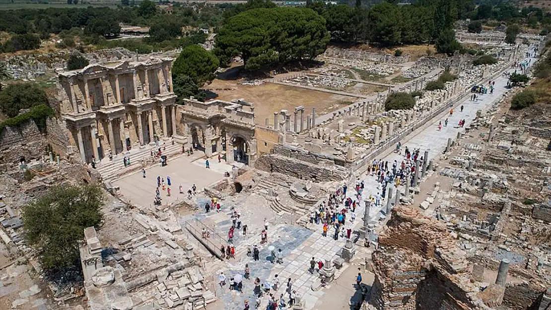 8 Bin 600 Yıllık Efes Antik Kenti Az Daha Yangın Kurbanı Oluyordu!