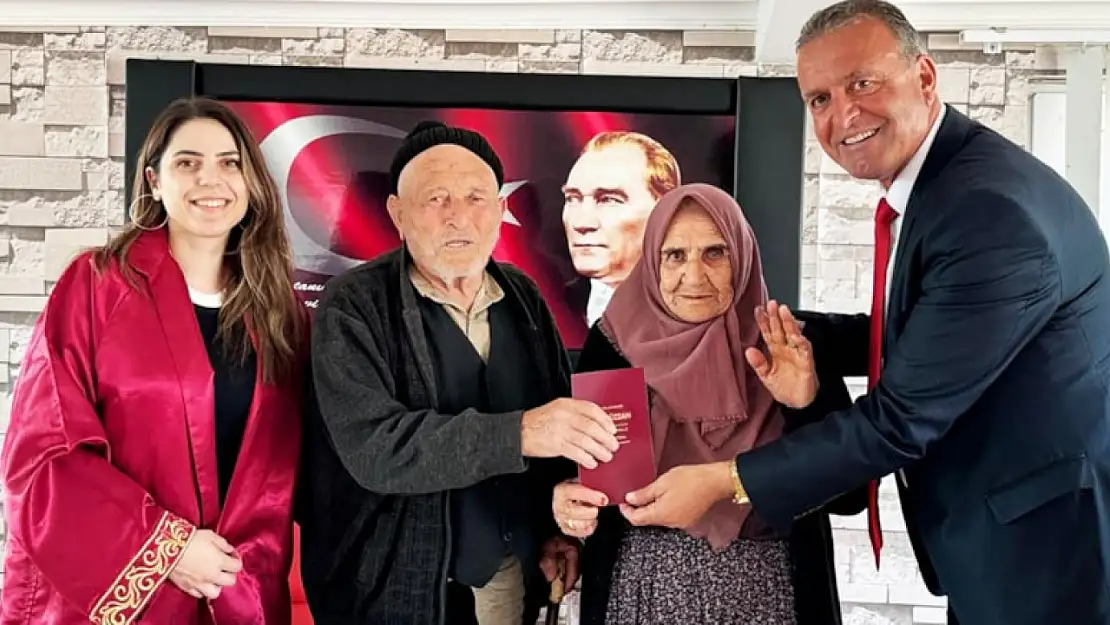 8 Çocuk Sahibi Çift 60 Yıl Sonra Resmi Nikah Kıydı