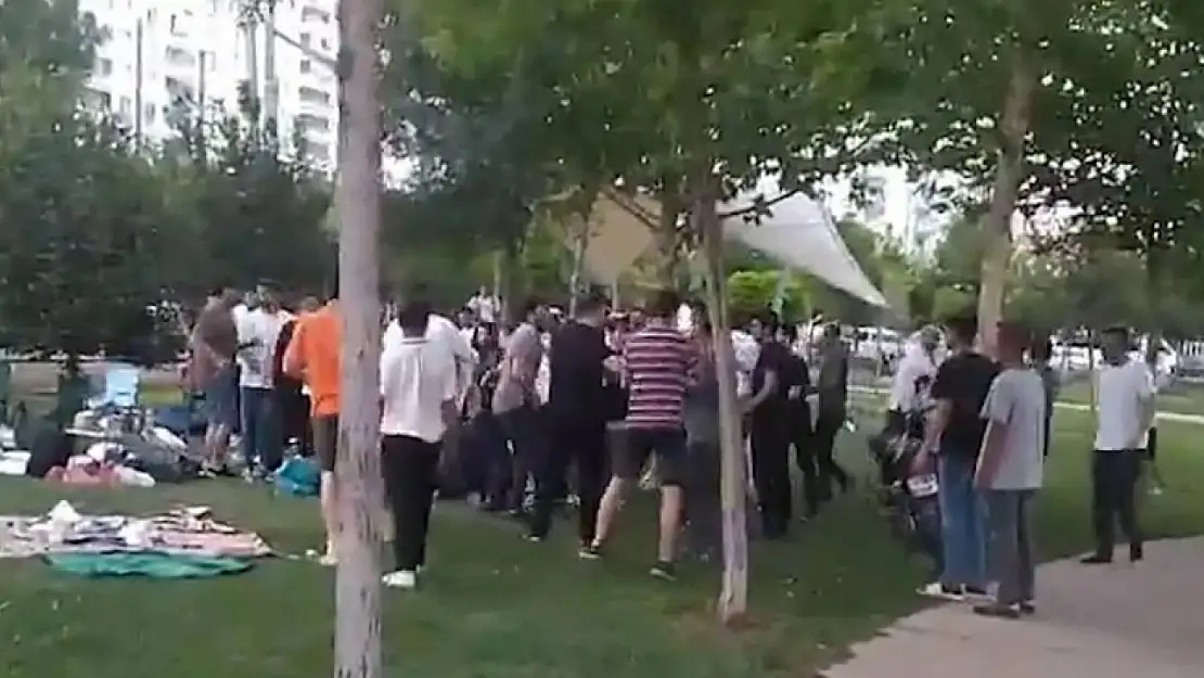 Açık Alanda Dans Eden Bir Gruba, 50 Kişi 'Tekbir-Allah-u Ekber' Diyerek Saldırdı