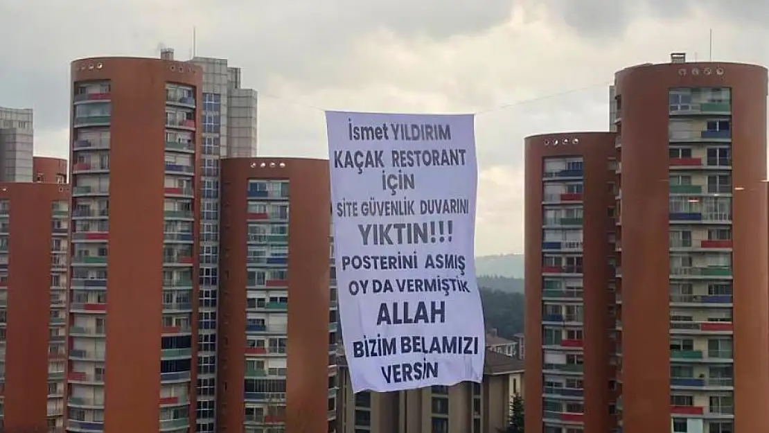 AK Partili Belediye Başkanı İsmet Yıldırım'a Pankartlı Tepki! Allah Belamızı Versin