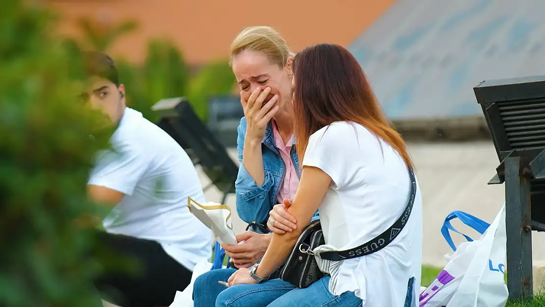 Aldığı Çiçekteki Notu Görünce Gözyaşlarını Tutamadı