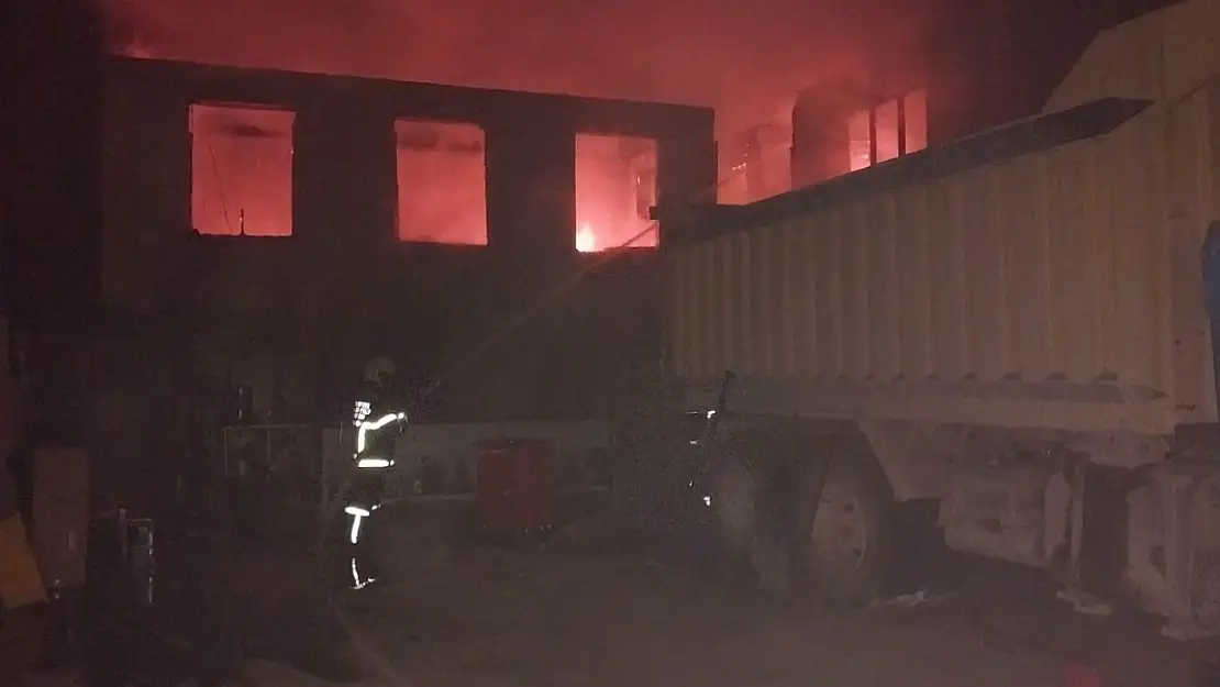 Alevlerin önüne geçilemedi, 6 iş yeri cayır cayır yandı