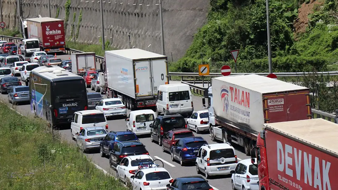 Alkollü Sürücü Trafiği Birbirine Kattı! TEM'de Kilometrelerce Araç Kuyruğu Oluştu