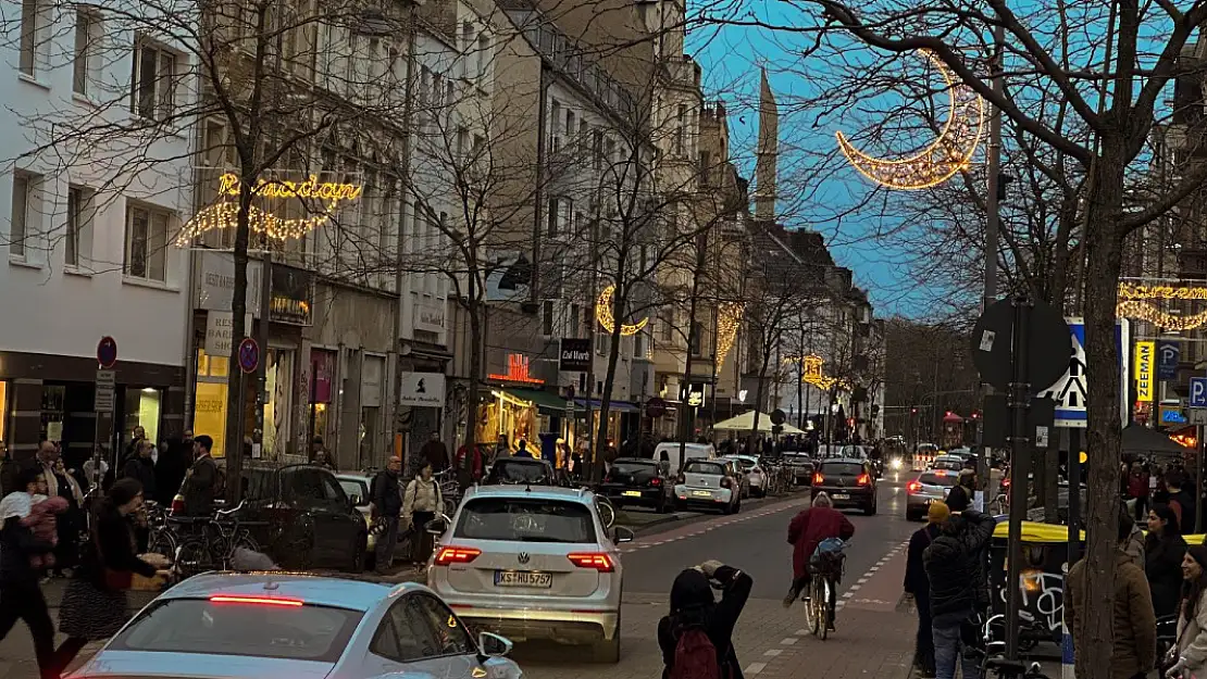 Almanya'da Ramazan Hazırlığı İlk Kez Caddeler Ramazan Ayına Özel Işıklandırıldı