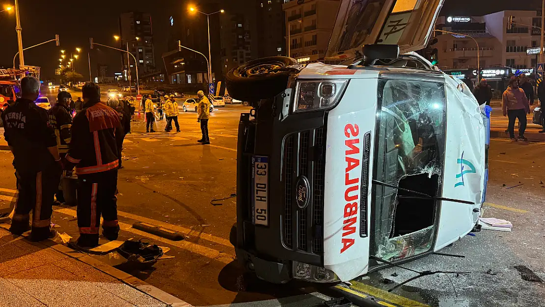 Ambulans ile otomobil çarpıştı 1'i ağır 7 yaralı