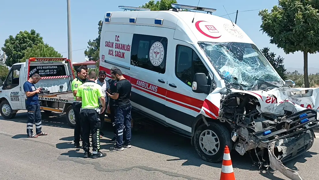 Ambulans Tankere Çarptı! 3 Kişi Yaralı Olarak Kurtuldu