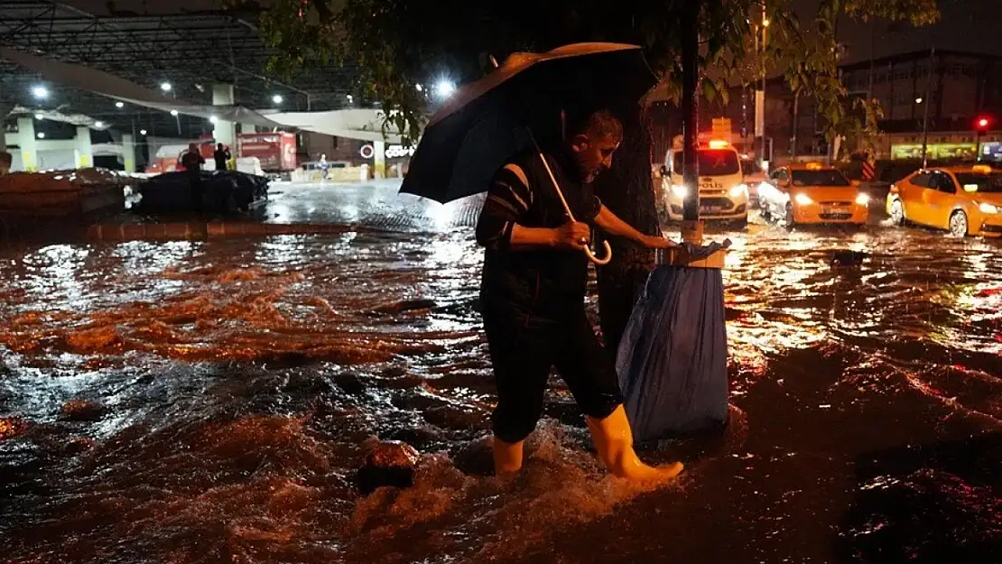 Ankara'da Etkili Olan Yağış Hayatı Felç Etti