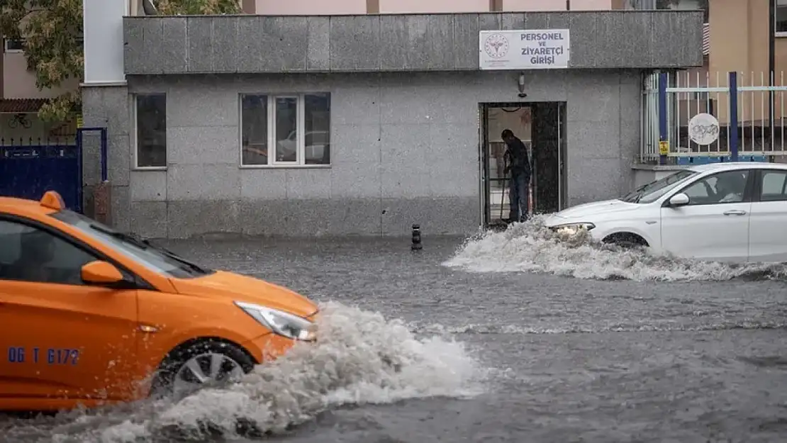 Ankara'da Sağanak Yağış: Yollar Göle Oldu, Araçlar Suya Gömüldü