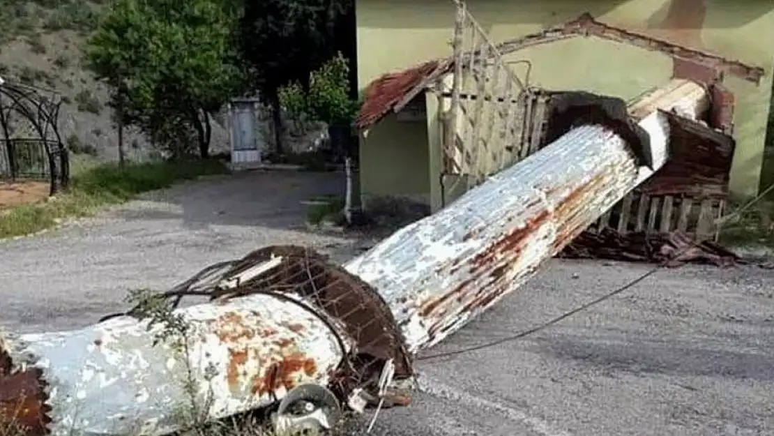 Ankara'da Şiddetli Rüzgardan Dolayı 2 Caminin Minaresi Yıkıldı