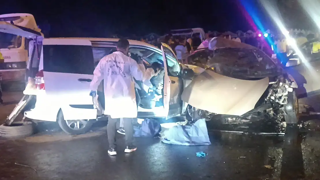 Anne ve çocukları can verdiği feci kaza: 5 ölü, 2 yaralı!