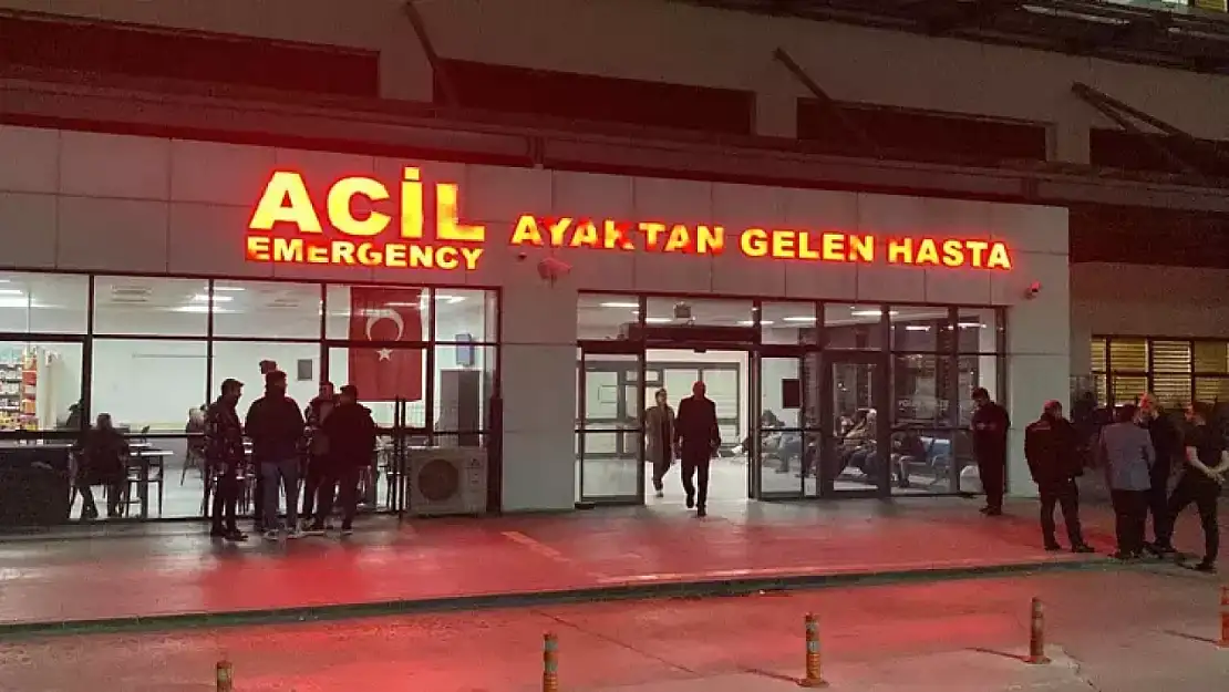 Annesinin ölüm haberini alınca iki doktoru darbetti