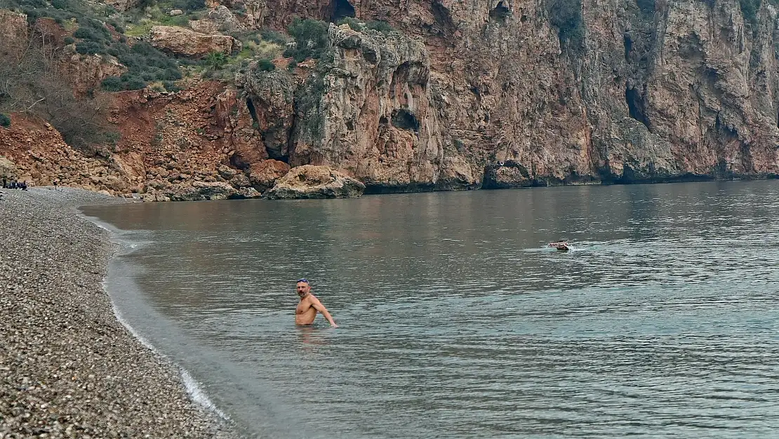 Antalya Açık Alanda Kışı Denizde Yazı Yaşıyor