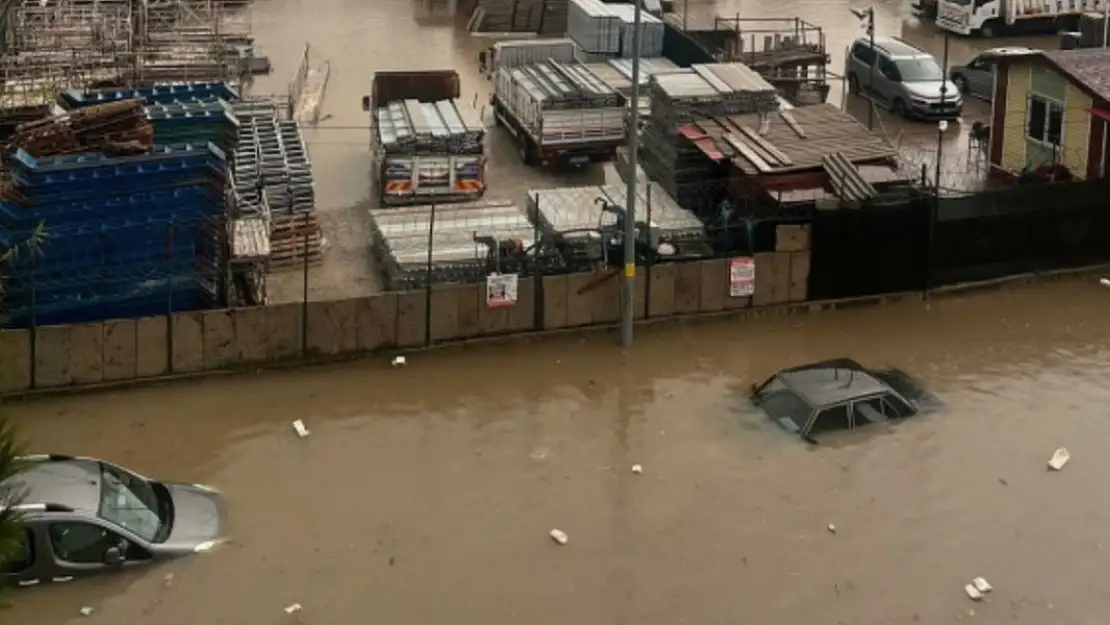 Antalya'da Sağanak, Ev ve İş Yerlerini Su Bastı, Araçlar Sular Altında Kaldı