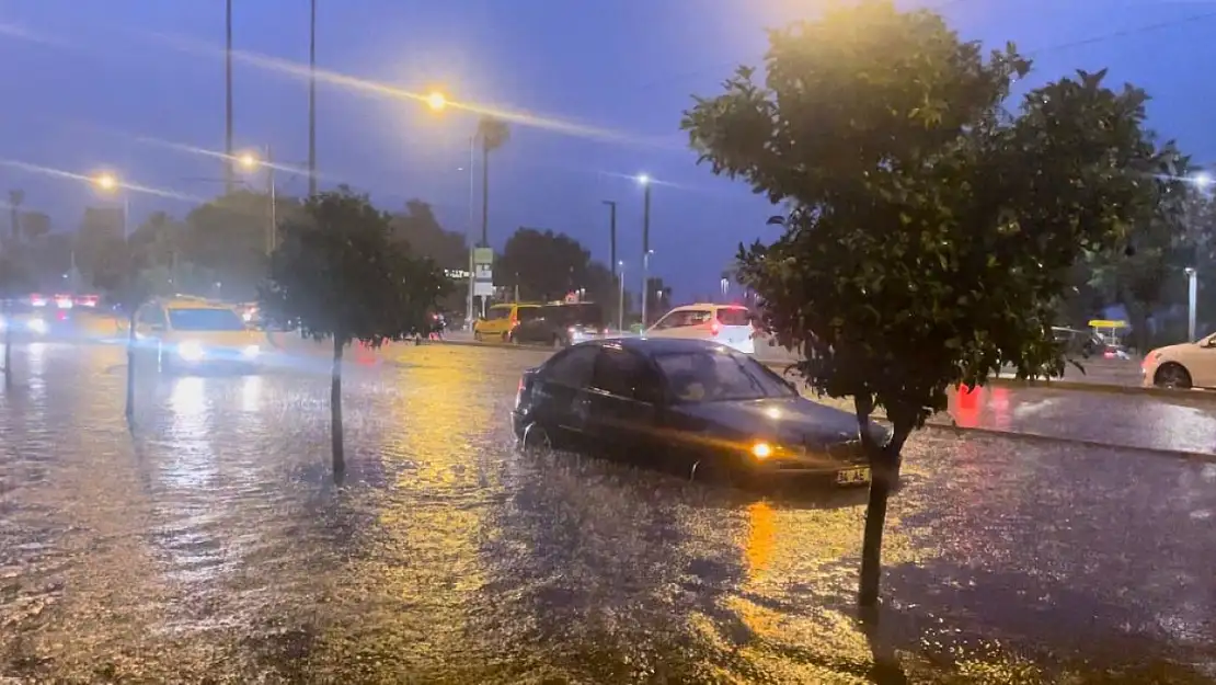 Antalya'da Sağanak Yağış Hayatı Felç Etti! Düşen Yıldırım Yangına Sebep Oldu