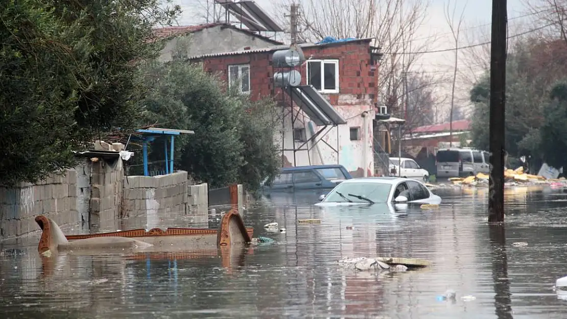 Antalya'da Sel 3 Aylık Yağış 12 Saatte Düştü