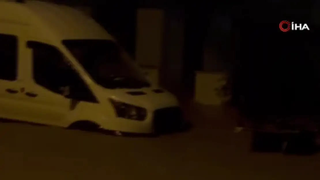 Antalya'da yoğun yağış sele neden oldu, sokakları su bastı