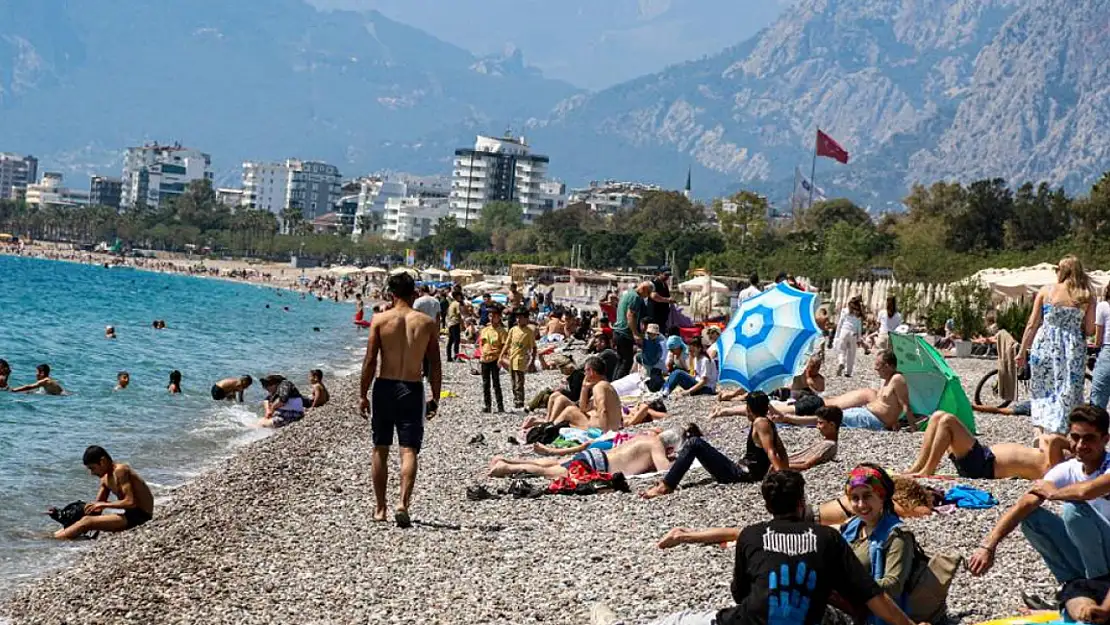 Antalya Sahilleri Yaz Aylarını Aratmadı