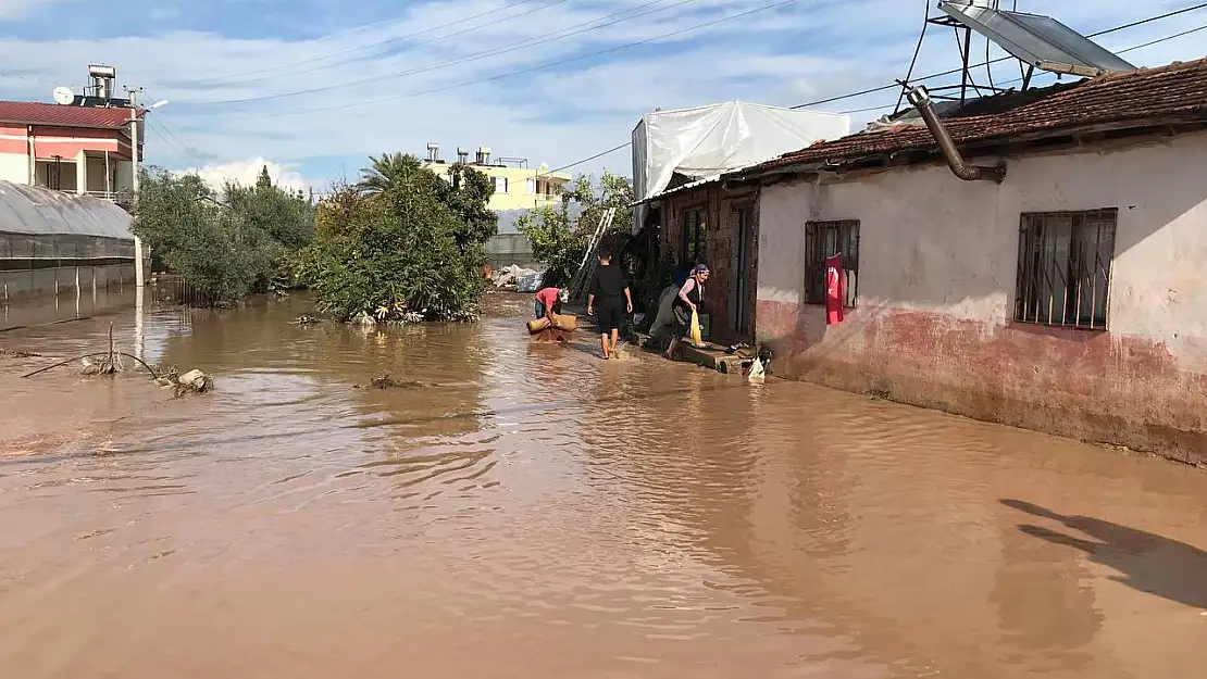 Antalya Sele Teslim Onlarca Sera Zarar Gördü