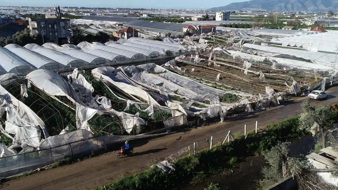 Antalya'yı Sağanak ve Hortum vurdu 6 Kişi Yaralandı, 1000 Dönüm Sera Zarar Gördü