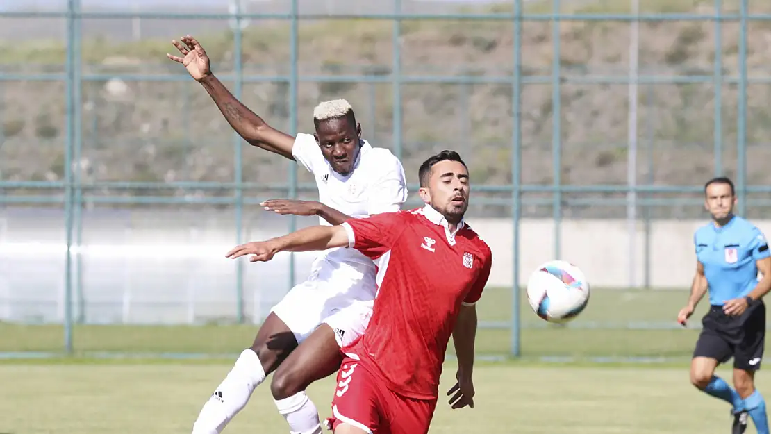 Antalyaspor'un Hazırlık Maçında İlginç Olay! İki Takımda 27. Dakikada Sahadan Çekildi