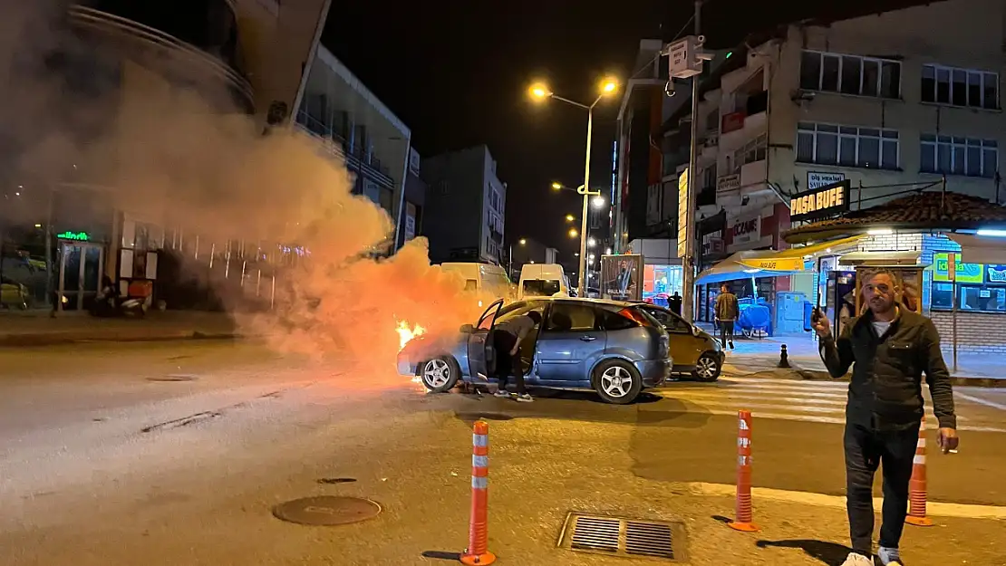 Aracın Yanmasına Aldırmadan İçine Girdi! O Anlar Kamerada