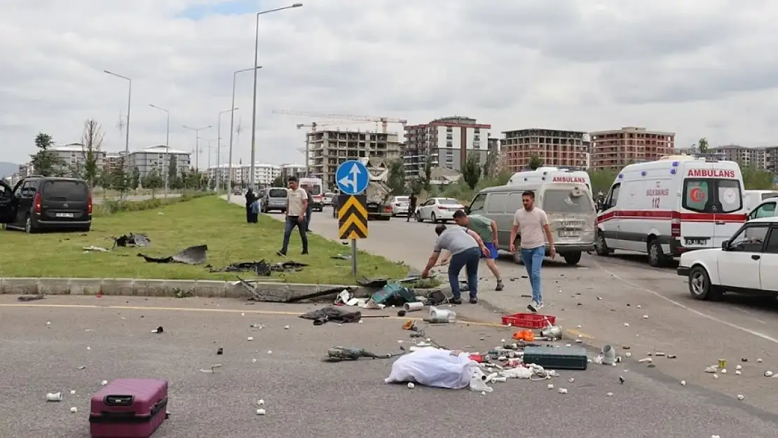 Araçların Kafa Kafaya Çarpıştığı Kazada Can Pazar Yaşandı! 9 Yaralı