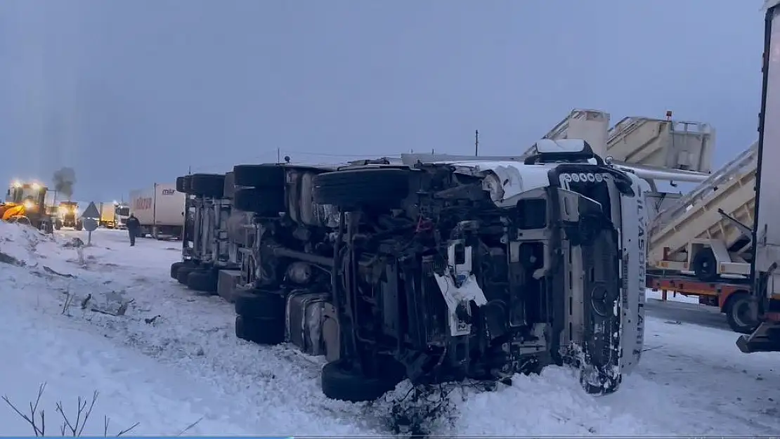 Ardahan'da kar esareti, okullara bir gün ara verildi