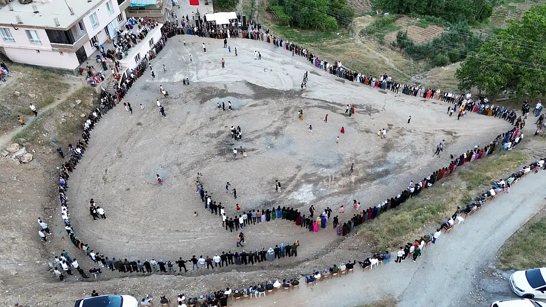 Aşiret Düğününde 2 Milyonluk Altın ve Takı Takıldı, Metrelerce Uzunluğunda Halay Kuyruğu Oluştu!