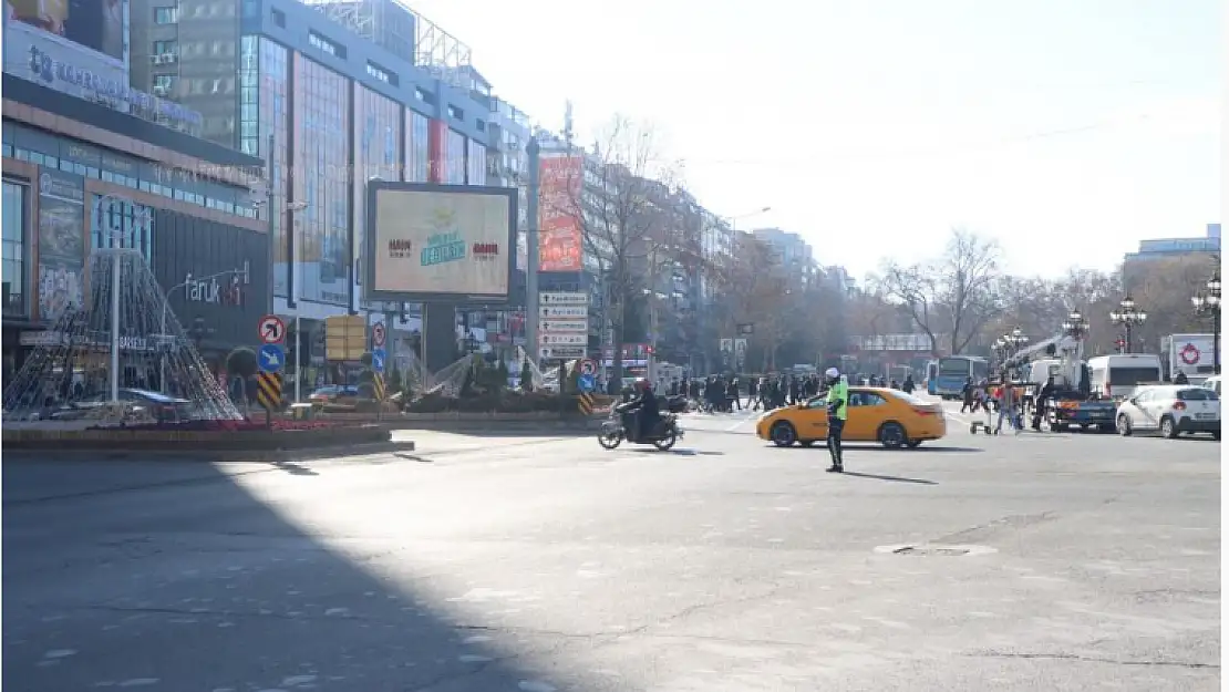 Ataşehir Belediyesi'nden İYİ Parti'ye billboard cevabı