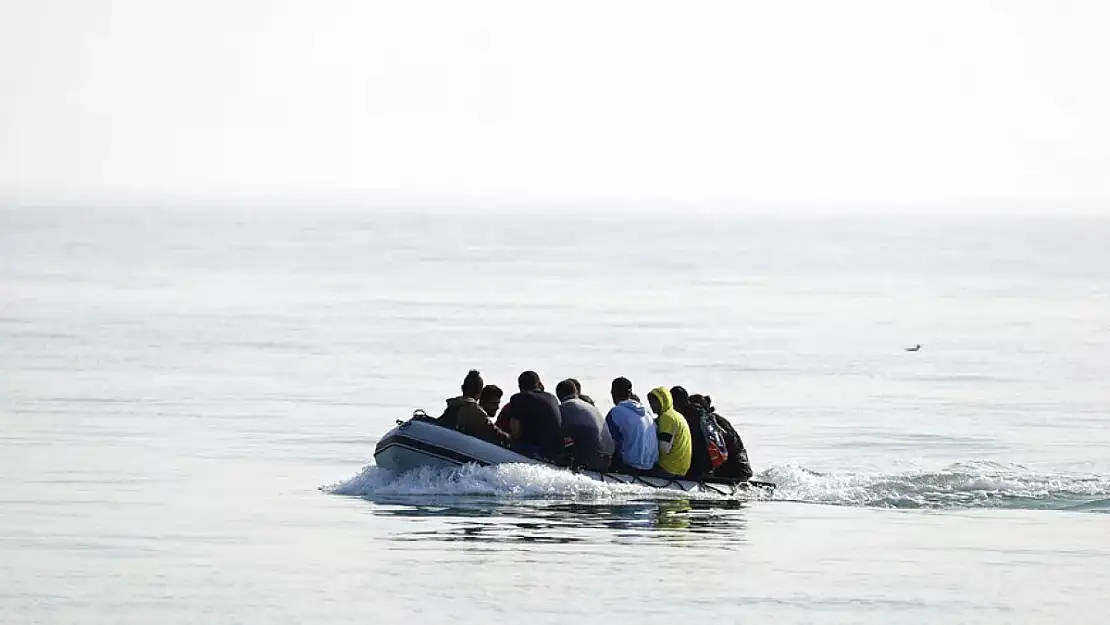 Ayvacık'ta lastik botla kaçmaya çalışan 46 göçmen yakalandı